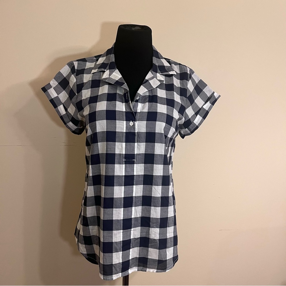 J. Crew Mercantile popover short sleeve top with 3 buttons.